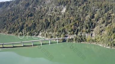 4卡里亚桥上的西尔文斯坦湖，巴伐利亚阿尔卑斯山。 汽车和自行车正驶过马路上的桥